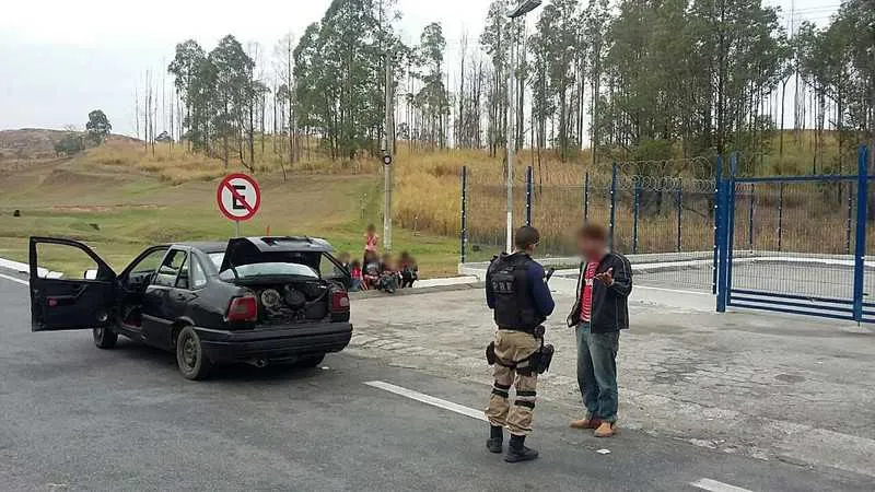 Imagem ilustrativa da imagem PRF flagra família com 16 pessoas em um carro na Dutra