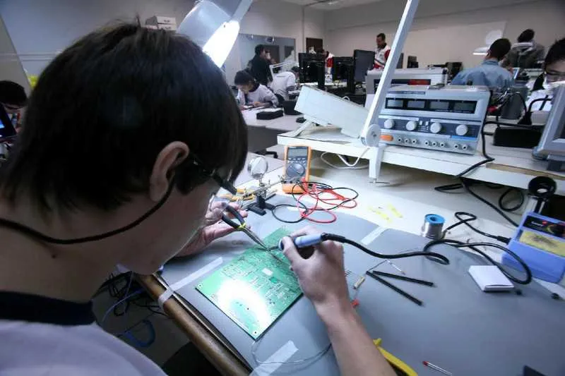 Entre os diferentes cursos, o de montador de computador é oferecido em Niterói, Itaboraí e SG