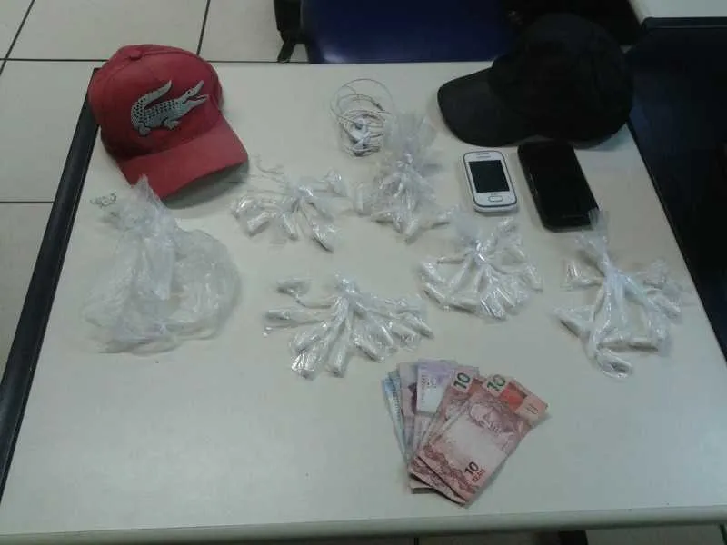Nas ações, os PMs apreenderam uma garrucha, 40 cápsulas de cocaína e 24 tabletes de maconha