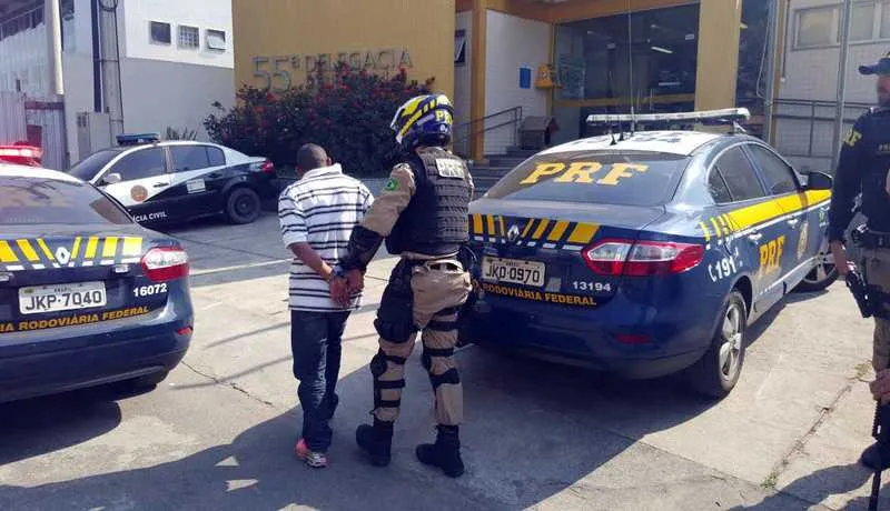 Contra o acusado havia dois mandados de prisão pendentes