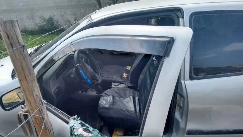 O Pálio bateu em uma cerca e o homem acusado de ser um dos assaltantes morreu na troca de tiros