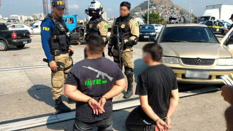 Grupo estava com um revólver e uniformes militares