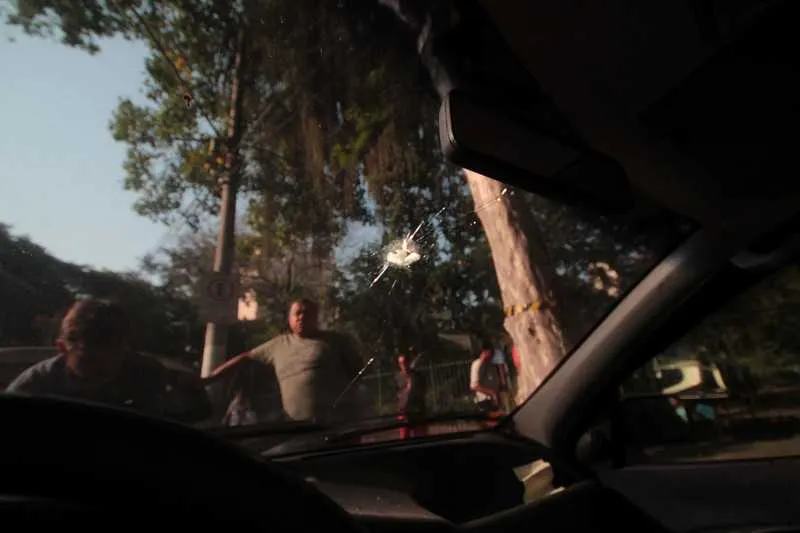 Um dos tiros atingiu carro que estava estacionado no local