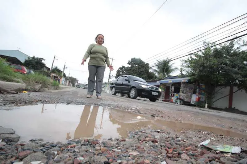 Vazamento já abriu dois buracos no meio da rua em Maria Paula