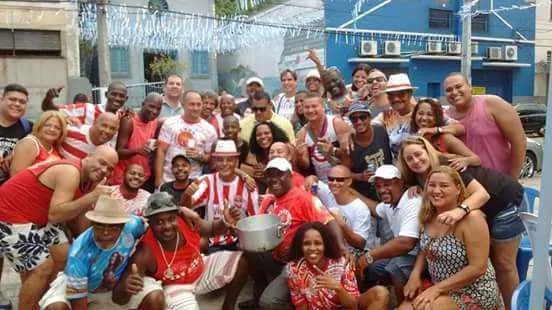 Encontro do samba

Pessoas que marcaram seu nome na Escola de Samba Unidos do Viradouro na década de 90, estão organizando um encontro para reviver essa época. Prestes a completar 20 anos de seu título mais importante na passarela do samba, o encontro promete ser inesquecível já que vai reunir passistas, pessoas da comunidade, integrantes da bateria, ritmistas entre outros. Sem data ainda confirmada para acontecer, o certo é que vai valer a pena.