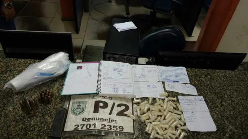 Acusada chefiar tráfico no Bairro Almerinda, Robertinha foi flagrada com drogas, carregador de pistola, além de munições para fuzil