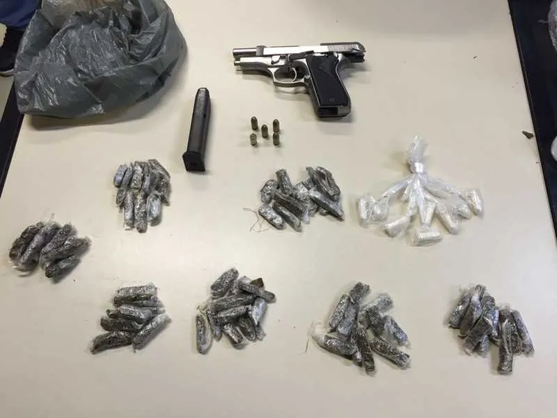 Pistola, drogas e munições foram apreendidas por policiais militares no Peró, em Cabo Frio