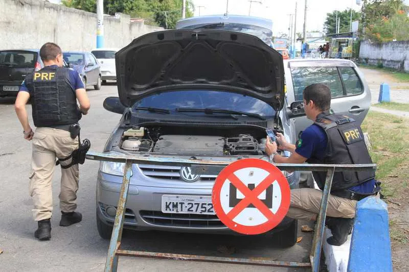 Com placa adulterada, carro constava como roubado no Rio