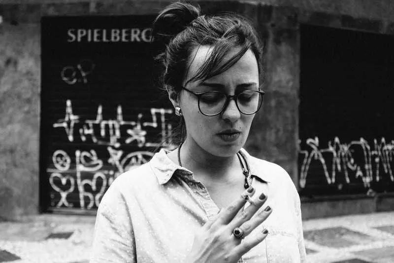 A poetisa Bruna Beber será homenageada no 'Uma Noite na Taverna' deste sábado e estará presente na 'Taverna' especial FLUPP no dia 27 de agosto