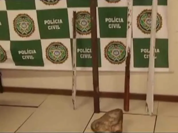Um remo e uma pedra foram usados para o linchamento de empresário (detalhe) e do amigo