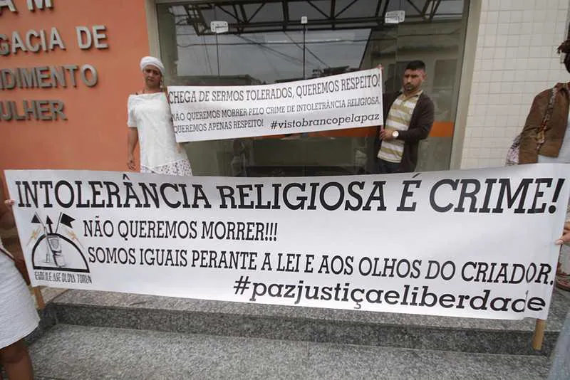 Religiosos fizeram uma manifestação em frente à delegacia para chamar atenção para o caso