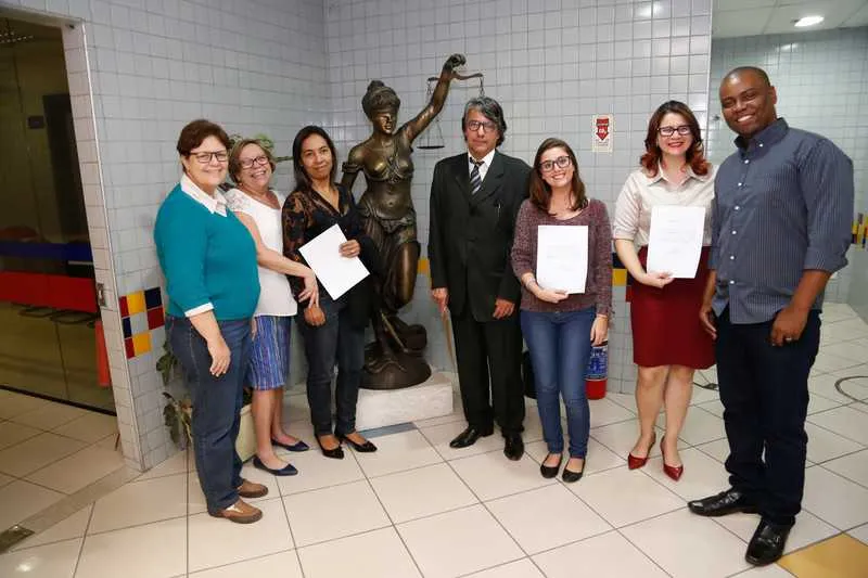 Coordenador do projeto, Travassos e outros professores entregaram os diplomas aos alunos