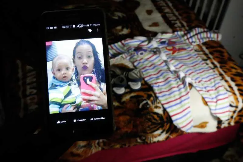 Laryssa saiu de casa há uma semana para levar o pequeno Miguel à emergência infantil e não retornou
