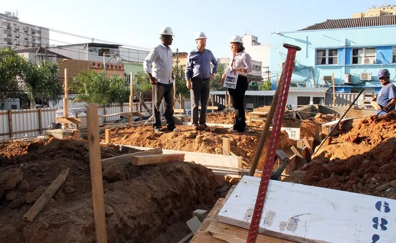 Prefeito Neilton esteve na estrutura da obra, que vai começar a receber as pilares metálicos