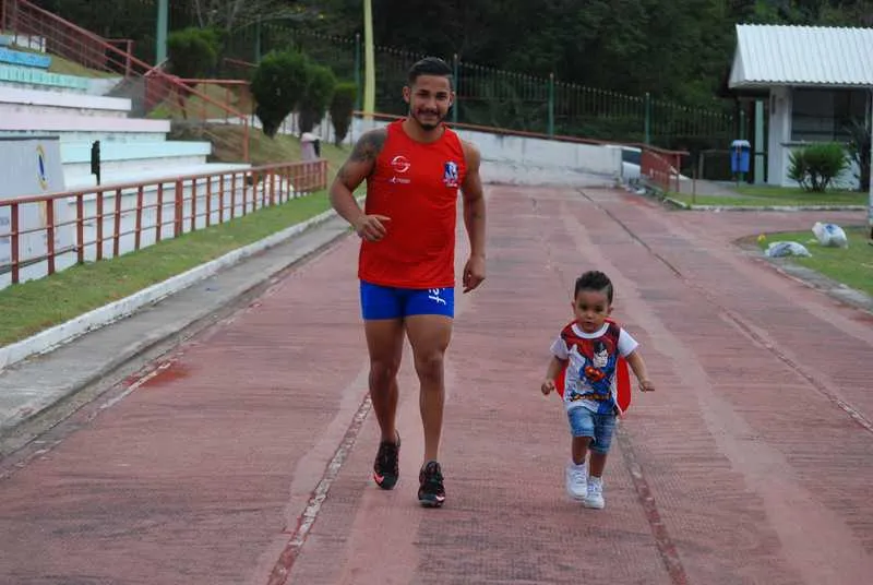 Lucas Araújo é levado pelos pais para treinar na Andef