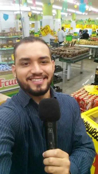 O estudante de jornalismo Vinicius de Oliveira, de 26 anos, vem tornando sua voz cada vez mais conhecida em Magé. Trabalhando ultimamente com locução no hortifruti Terê Frutas da cidade, o jovem encanta com sua voz fazendo com que os clientes, que geralmente ouvem as dicas de produtos, frutas, promoções e ainda recebem dicas e informações do cotidiano do promissor jornalista.