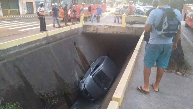  Carro caiu dentro do valão após ser fechado por caminhão
