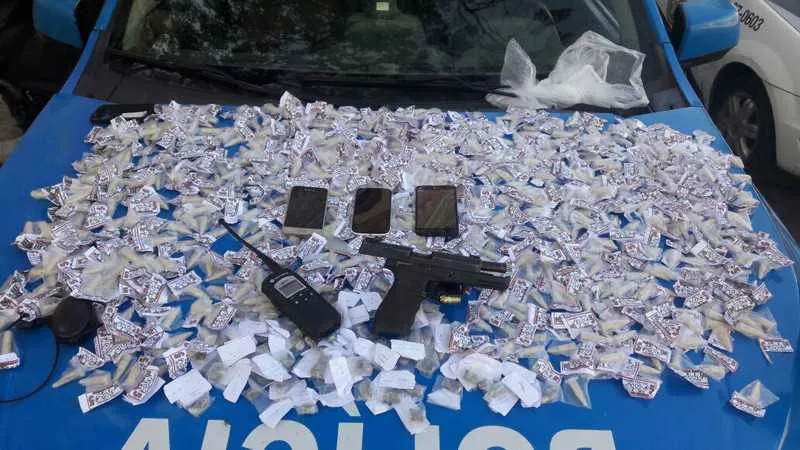 Na operação, os policiais apreenderam uma pistola, celulares, rádio de comunicação e drogas