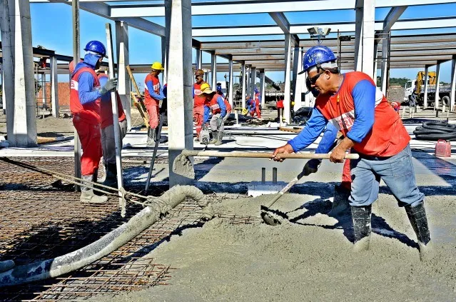 Já foram lançados 200 metros cúbicos de concreto na obra
