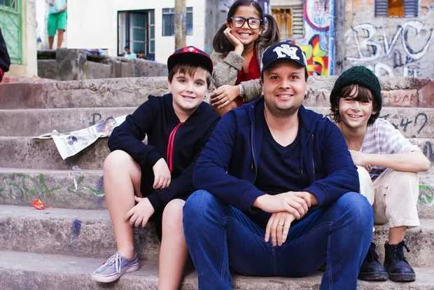 Inspiração mexicana

Está com saudades do “Chaves”? Um brasileiro resolveu ‘matar as saudades’ dos brasileiros, lançando um curta-metragem inspirado na série mexicana. “Moleque”, que conta a história de um menino de rua que vai parar em uma vila de casas em Belo Horizonte (MG), foi lançado em versão online esta semana pelo diretor e roteirista Marcos Pena.