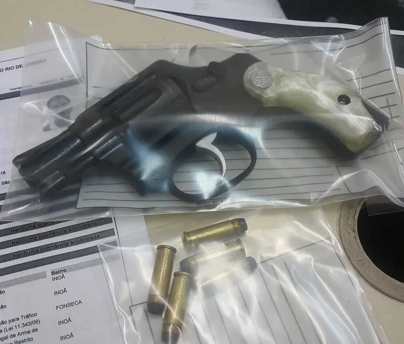Dupla estava com um revólver calibre 32 no Centro da cidade