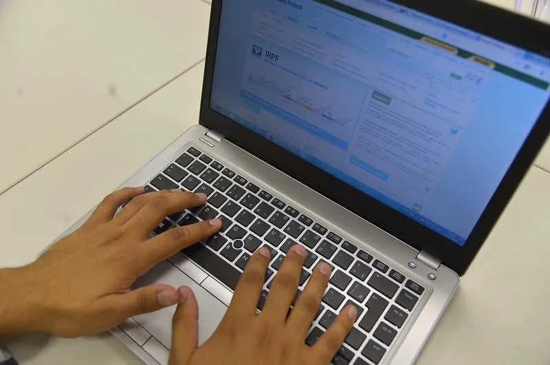 Para saber se teve a declaração liberada, o contribuinte deverá acessar a página da Receita ou ligar para o Receitafone 146 