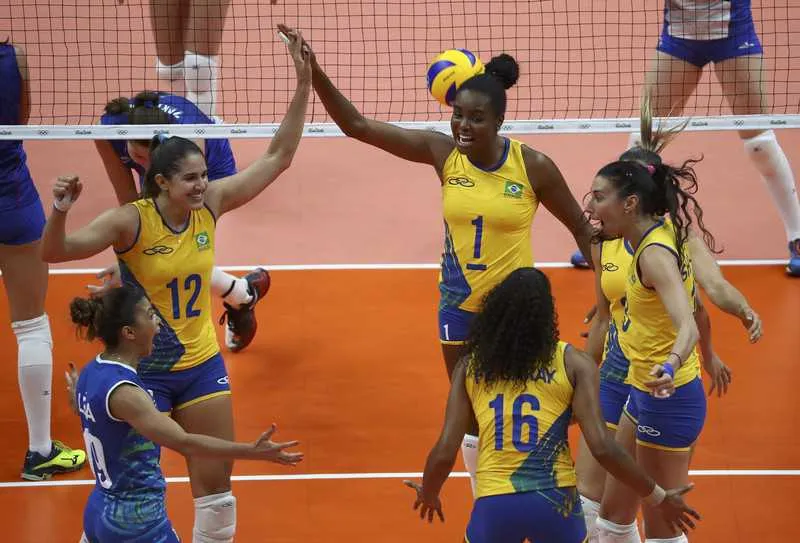 Brasil e Rússia jogaram pelo primeiro lugar do grupo