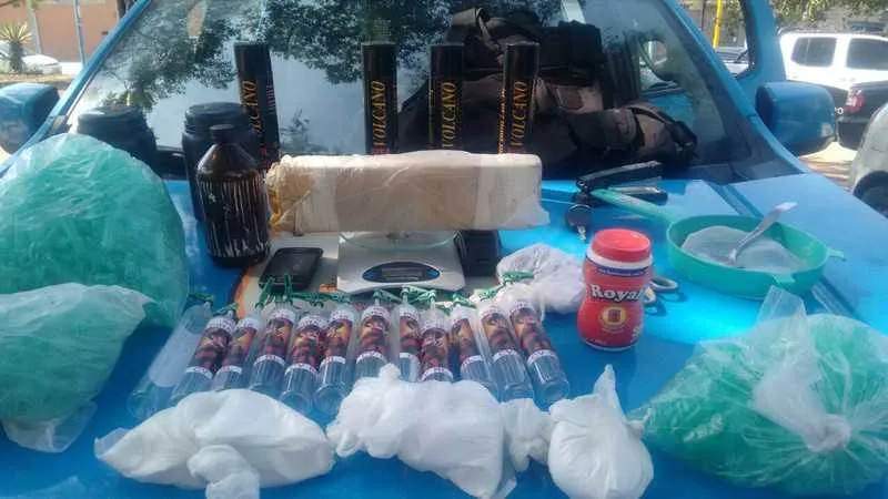 PMs também apreenderam munições e material para endolação
