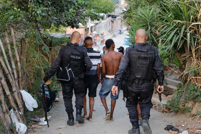 Na ação, um jovem e um adolescente acabaram flagrados com drogas e um rádio transmissor