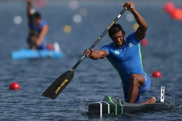 Isaquias Queiroz conquista a medalha de prata na canoagem de velocidade