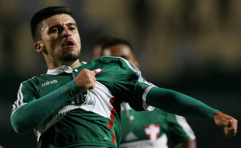 O lateral-esquerdo Victor Luís, ex-Palmeiras, realizou exames médicos ontem em General Severiano