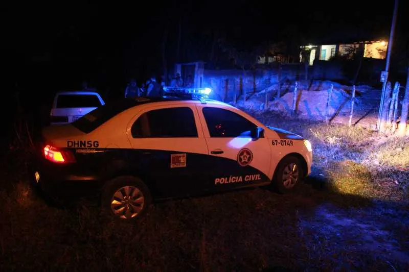 Desesperada, a esposa de Celinho foi amparada por vizinhos