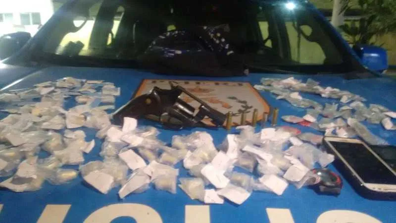 Na operação, policiais militares apreenderam um revólver calibre 38, além de cocaína e maconha