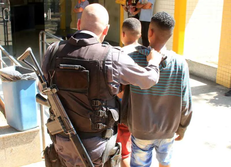 Rapaz, que dava os primeiros passos na carreira de MC, foi capturado com cocaína e dinheiro