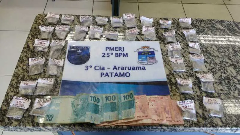 As drogas e o dinheiro apreendidos no bairro Itatiquara foram levados para a delegacia de Araruama