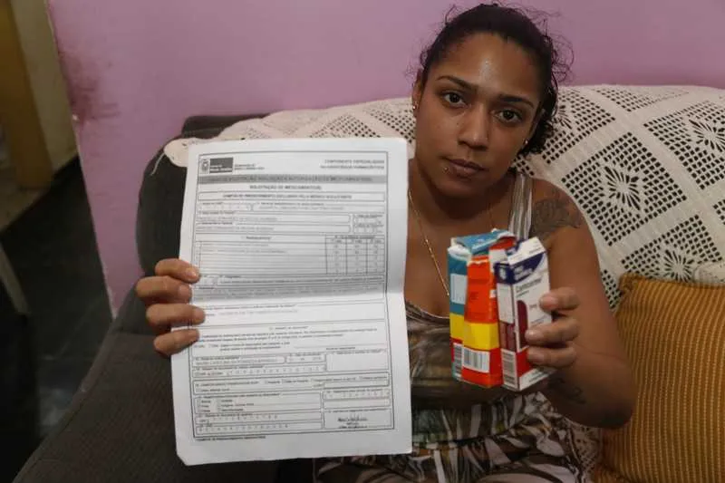 Francielle conta com a ajuda de amigos para comprar remédios em falta em farmácia pública