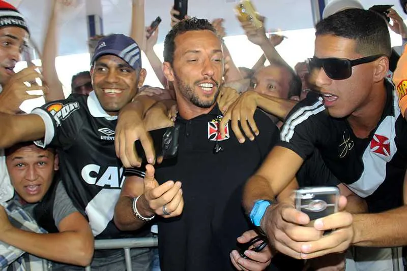 Nenê e os demais atletas foram recebidos com festa ontem pelos torcedores no Espírito Santo
