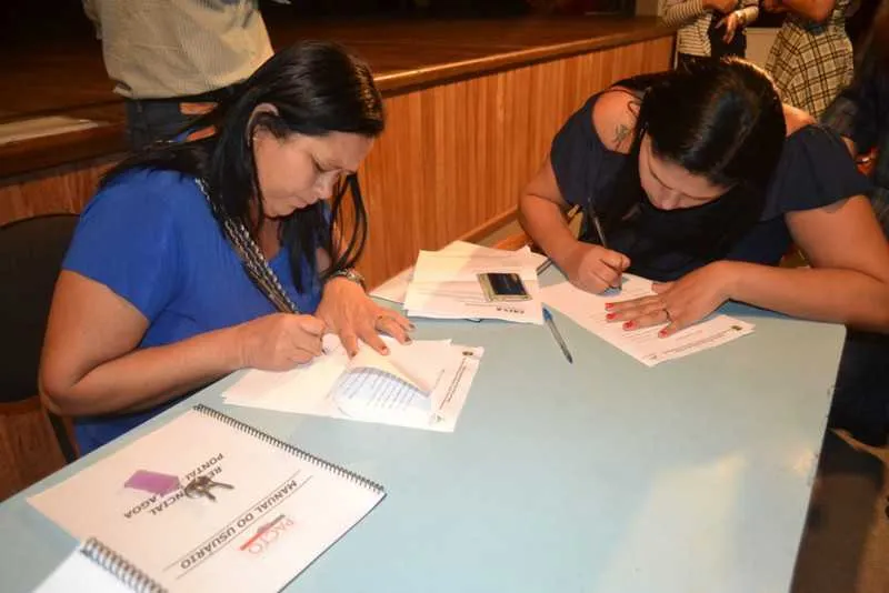 As 96 famílias beneficiárias também receberam um manual do usuário com orientações