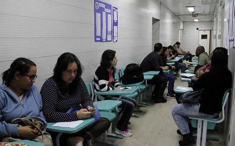 Os convocados deverão comparecer ao RH com documentos