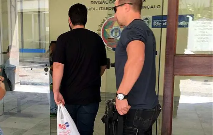 Acusado, de 22 anos, foi levado para a Divisão de Homicídios, onde contou que tomou a faca do padrasto, que ameaçava sua mãe