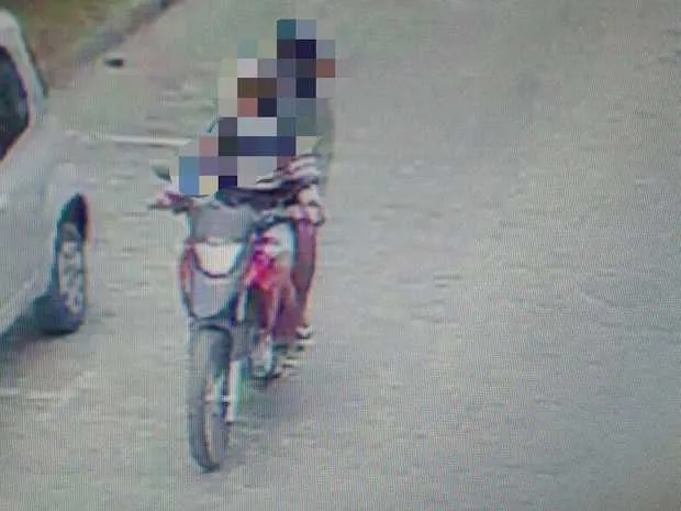 Crime foi flagrado por câmeras de vigilância de comércio

