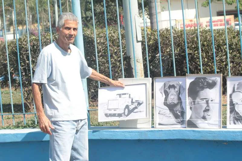 Luiz 'expõe' na Praça do Colubandê para tirar o sustento com a venda dos seus desenhos