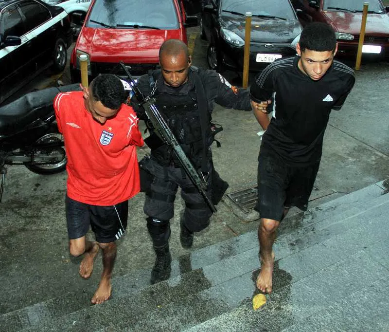 Segundo a polícia, Fábio e Márcio estavam com maconha, cocaína e dois rádios transmissores

