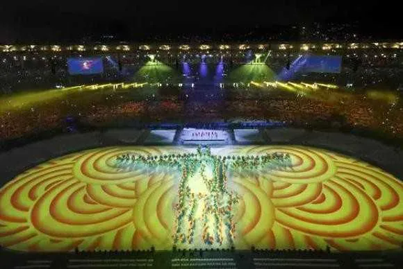 A imagem do Cristo Redentor, um dos cartões postais,  iluminou o Estádio do Maracanã