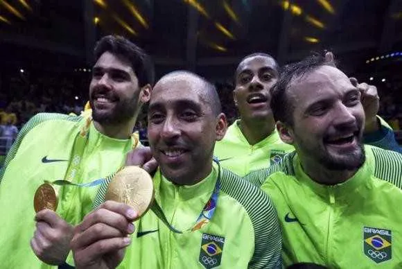Líbero deixa seleção brasileira de vôlei após o ouro na Rio 2016