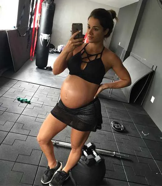 Aryane Steinkopf não deixa de malhar, apesar das 34 semanas de gravidez. Ontem, a modelo escolheu um look de barriga de fora para ir à academia treinar. “Segunda, feriado ou não, grávida ou não, segue a rotina para iniciar a motivação para a semana toda. #pensenisso #grávidaativa #34semanas #pregnant #preganancy #pregnantfit”, escreveu ela no Instagram.