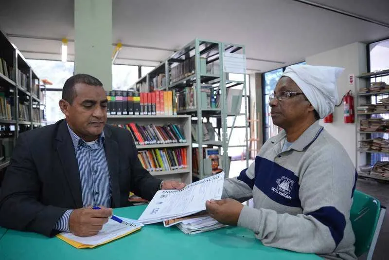 O coordenador da Copir-SG, Luis Claudio, recebeu cerca de 50 documentos de legalização