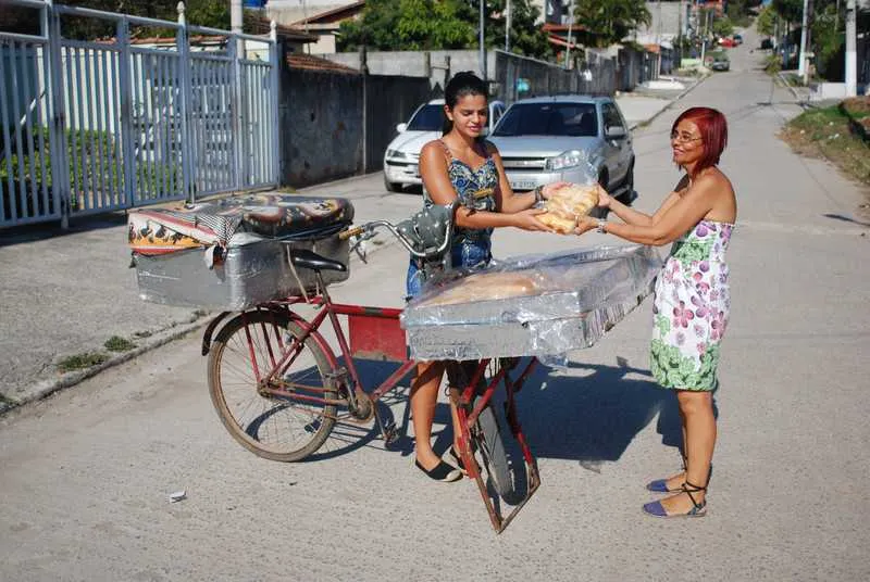 Graziele deixou emprego em mercado para vender pães pelas ruas do bairro, a exemplo do seu pai