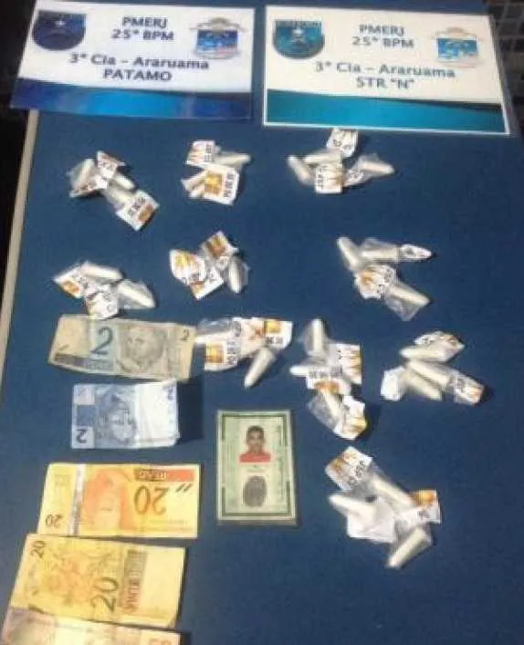 PMs apreenderam pinos de cocaína com menor em Araruama