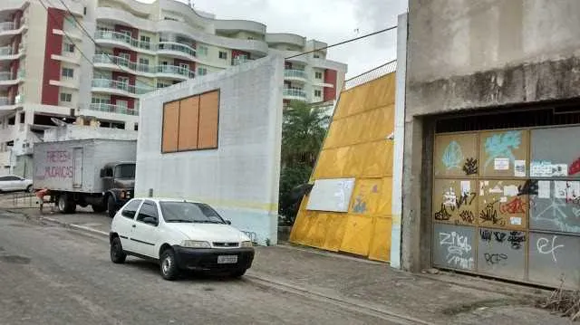 Portão de 6 metros só ficou seguro por um cadeado, após rajadas de vento na noite de domingo